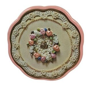 1981 Avon "Sweet Sentiments"  floral decorative  tin.